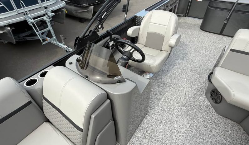 2023 Angler Qwest 8522 Pro Family Fish Tritoon full